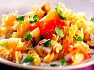 Итальянский салат с макаронами и ветчиной
